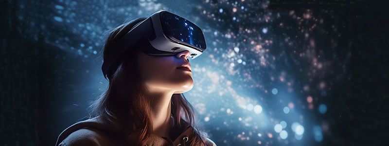 Mujer utilizando realidad virtual