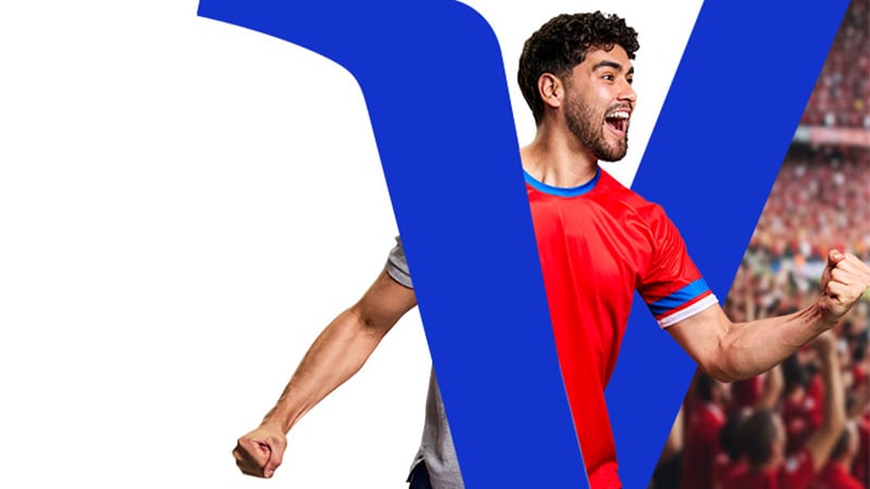 Hombre gritando un gol