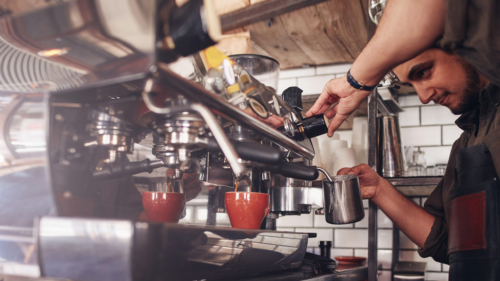 Barista calentando café