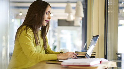 Mujer trabajando en su notebook