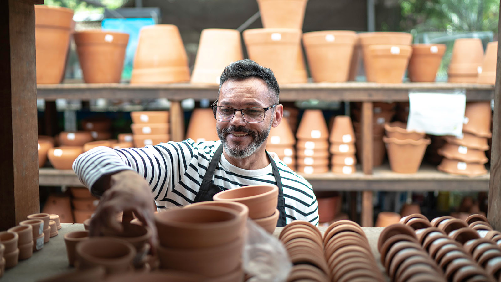 hombre trabajando con masetas para plantas