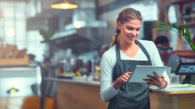 Mujer trabajando sonriente en su restaurant