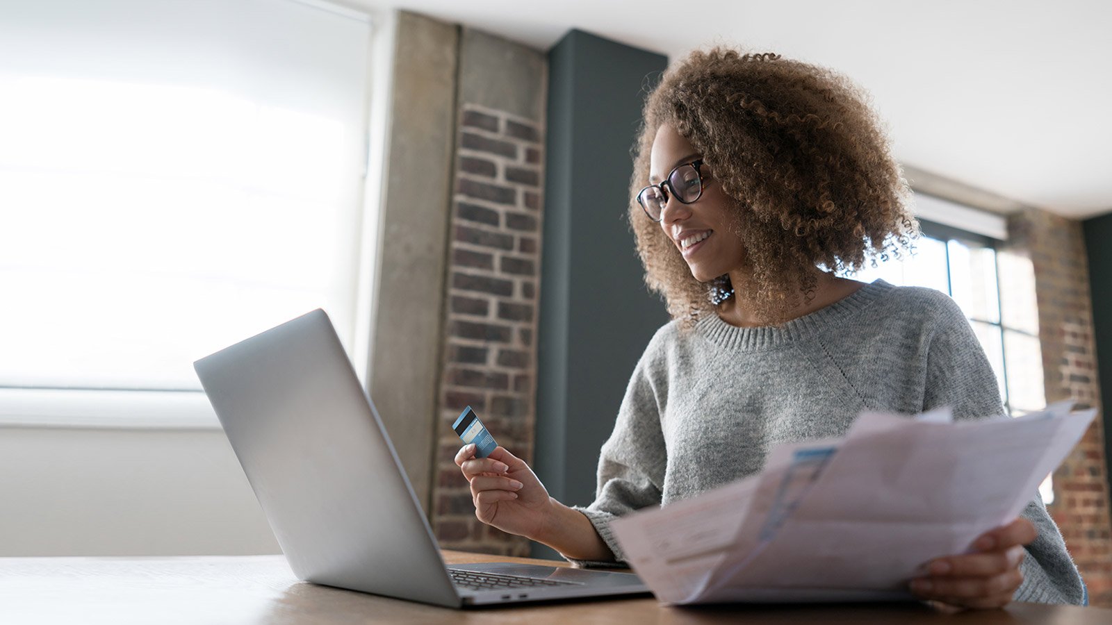 Mujer en notebook pagando cuentas