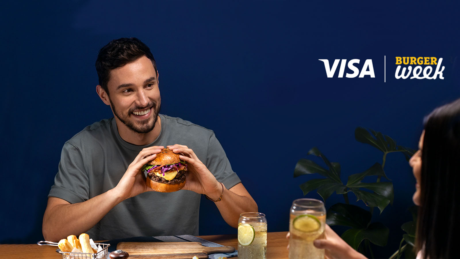 hombre joven y su pareja comiendo hamburguesas