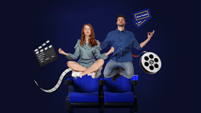 Pareja en el cine en posición de meditación