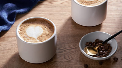 Tazas de café y granos de café de Café Unido