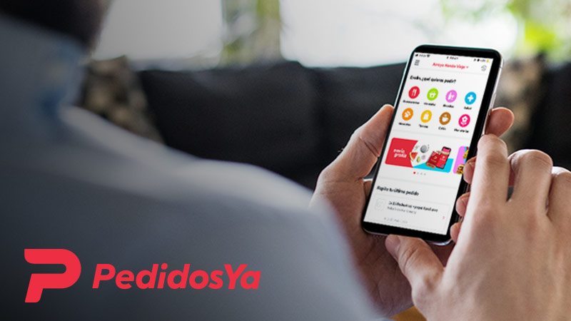 pedidos-ya-800x450 Hombre usando la aplicación de PedidosYa + logo PedidosYa