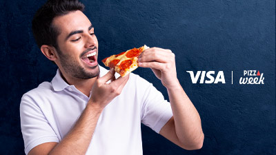 Hombre comiendo una pizza + Logo combinado de Visa y Pizza Week
