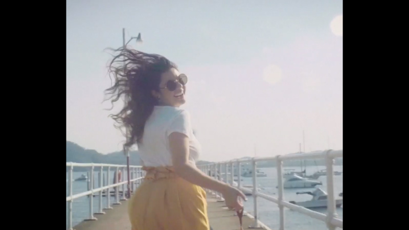 Mujer disfrutando del viento cerca del mar